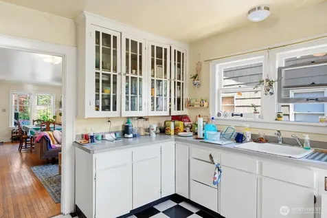 5330 9th Avenue NE Seattle WA 98105