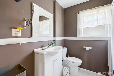 5330 9th Avenue NE Seattle WA 98105
