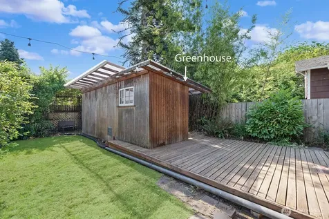 5330 9th Avenue NE Seattle WA 98105
