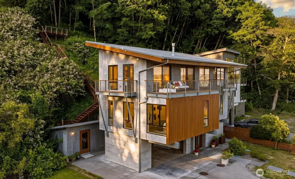 3627 Driftwood Drive Clinton WA 98236