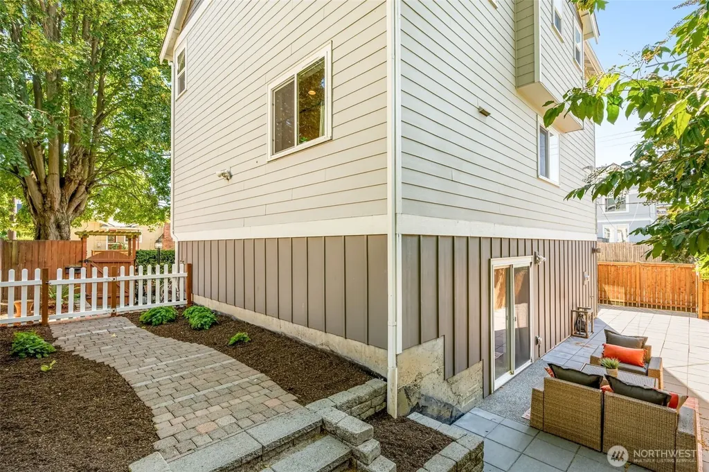 4122 SW Walker Street Seattle WA 98116