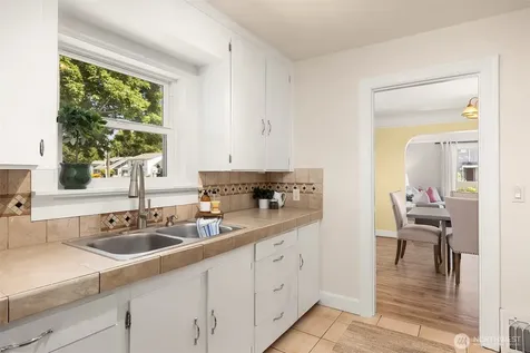 251 Meadow Avenue N Renton WA 98057