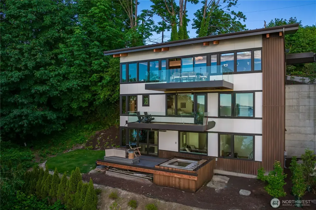 1017 California Lane SW Seattle WA 98116