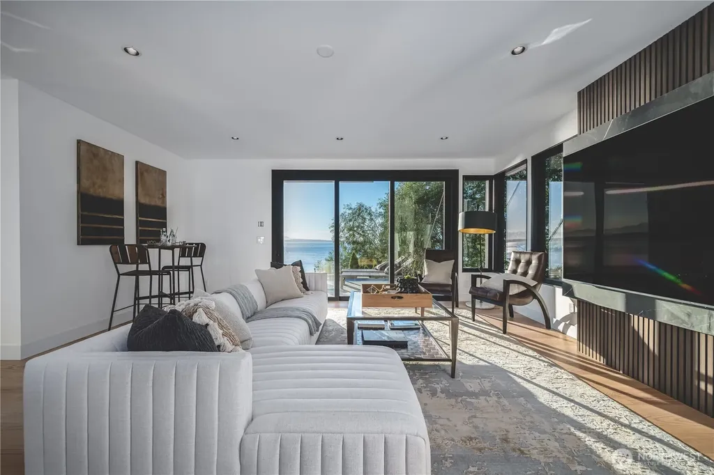 1017 California Lane SW Seattle WA 98116