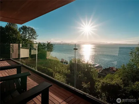 1017 California Lane SW Seattle WA 98116