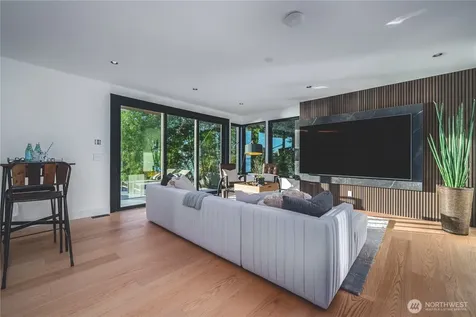 1017 California Lane SW Seattle WA 98116