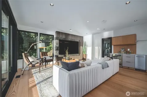 1017 California Lane SW Seattle WA 98116