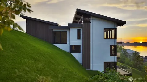 1017 California Lane SW Seattle WA 98116