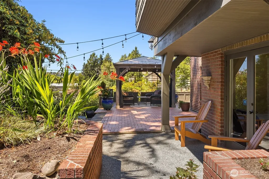 3333 43rd Avenue NE Seattle WA 98105