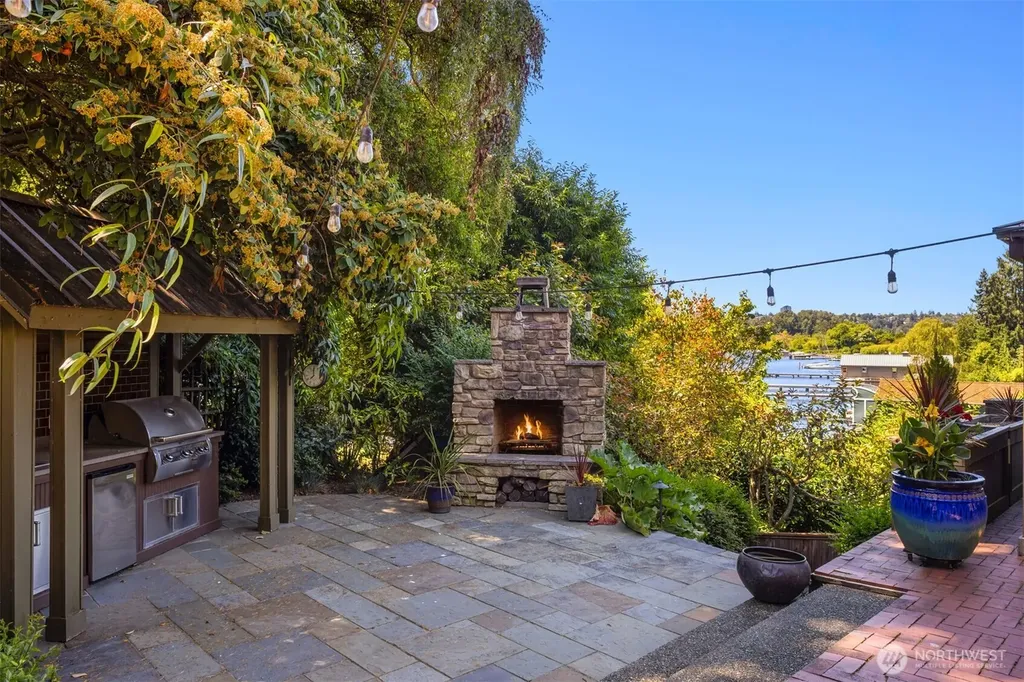3333 43rd Avenue NE Seattle WA 98105