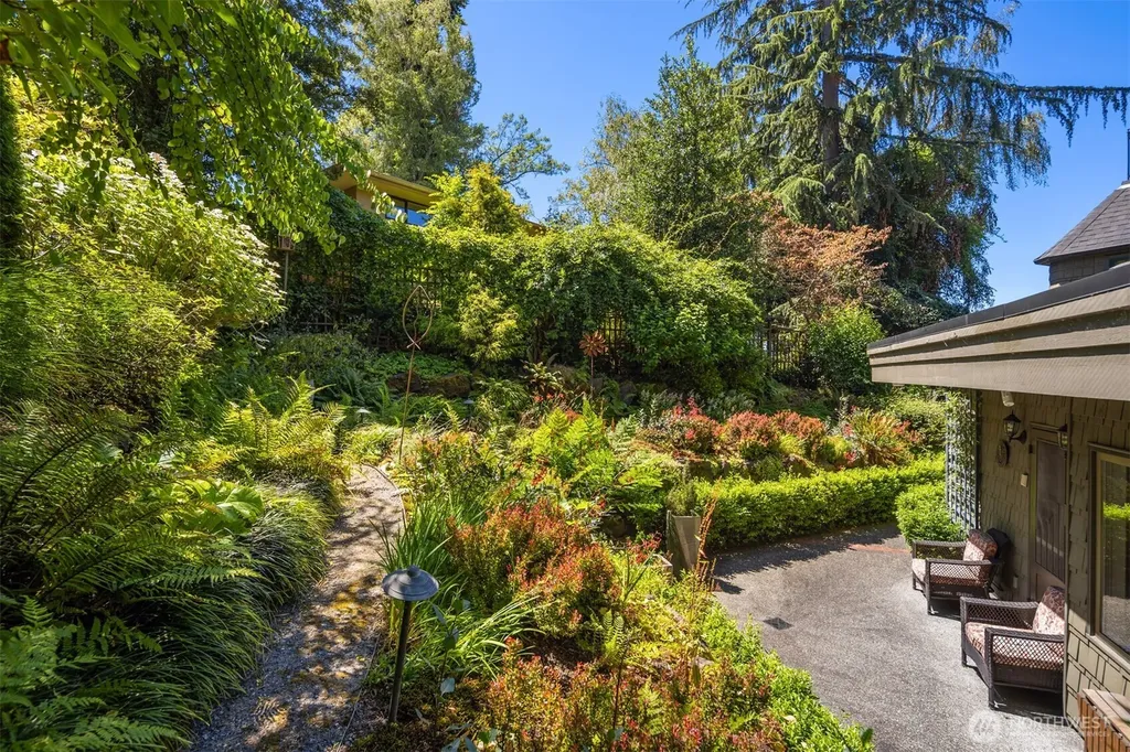 3333 43rd Avenue NE Seattle WA 98105