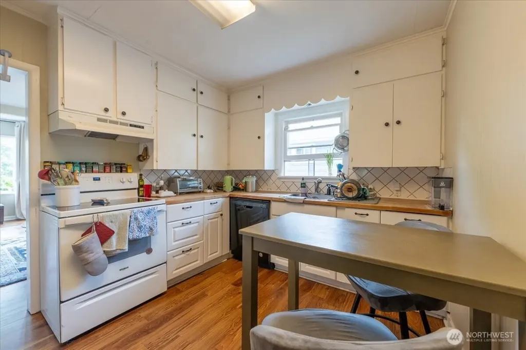 7945 9th Avenue SW Seattle WA 98106