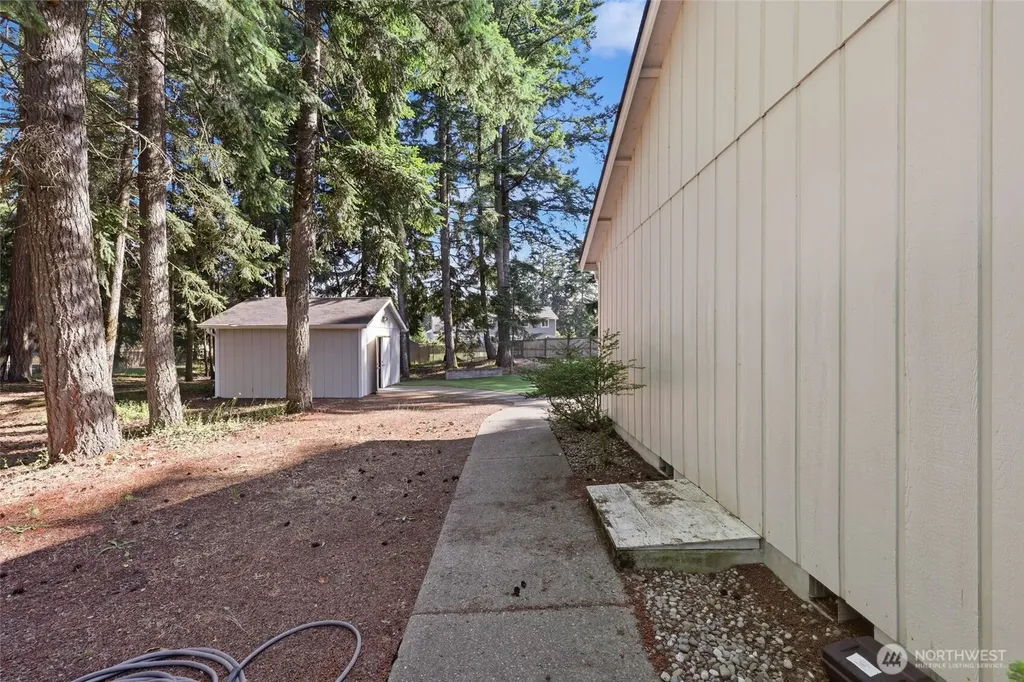 506 Nieland Loop SE Rainier WA 98576