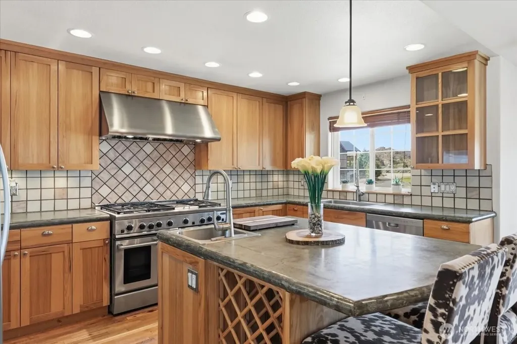 55212 Bay Area Drive Electric City WA 99123