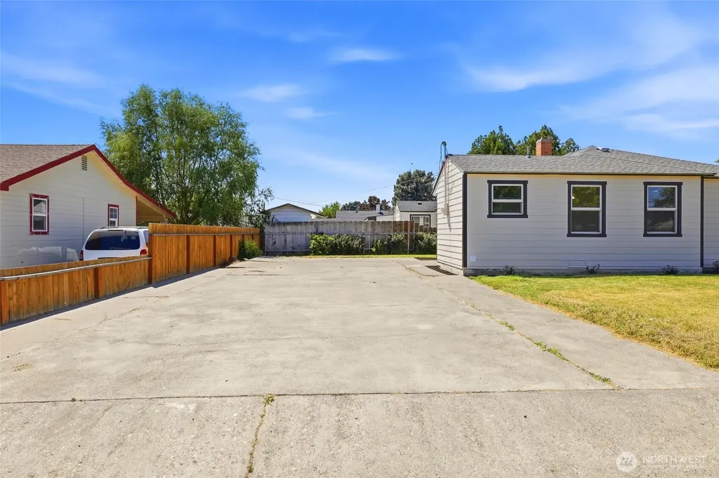 1002 W Pearl Street Pasco WA 99301