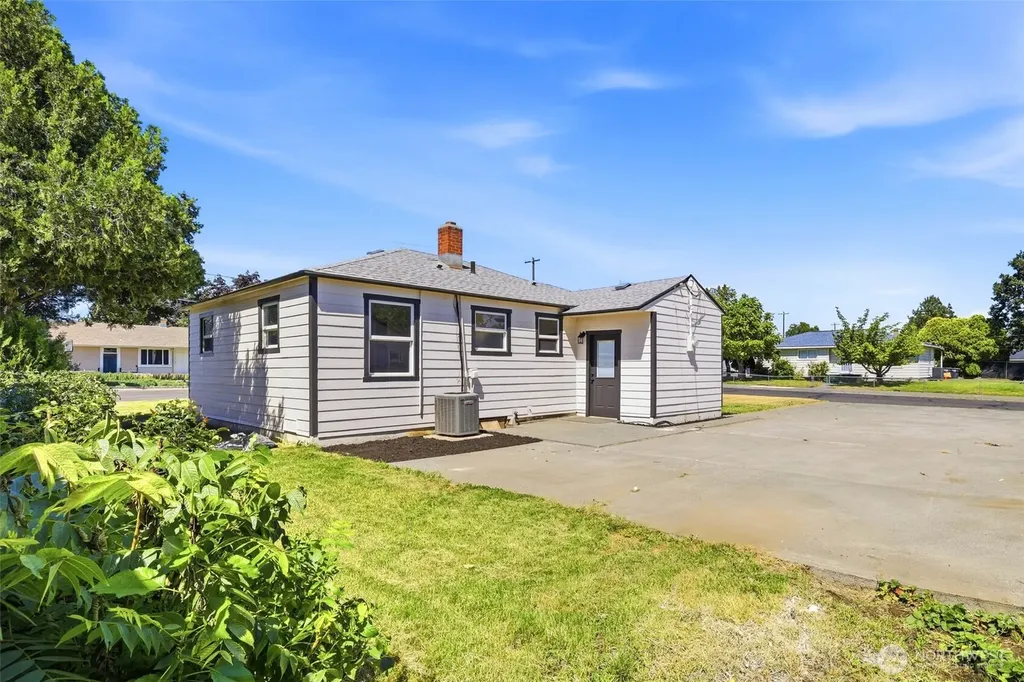 1002 W Pearl Street Pasco WA 99301