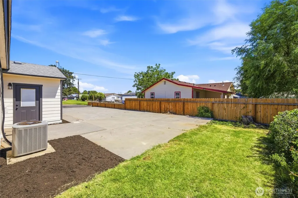1002 W Pearl Street Pasco WA 99301