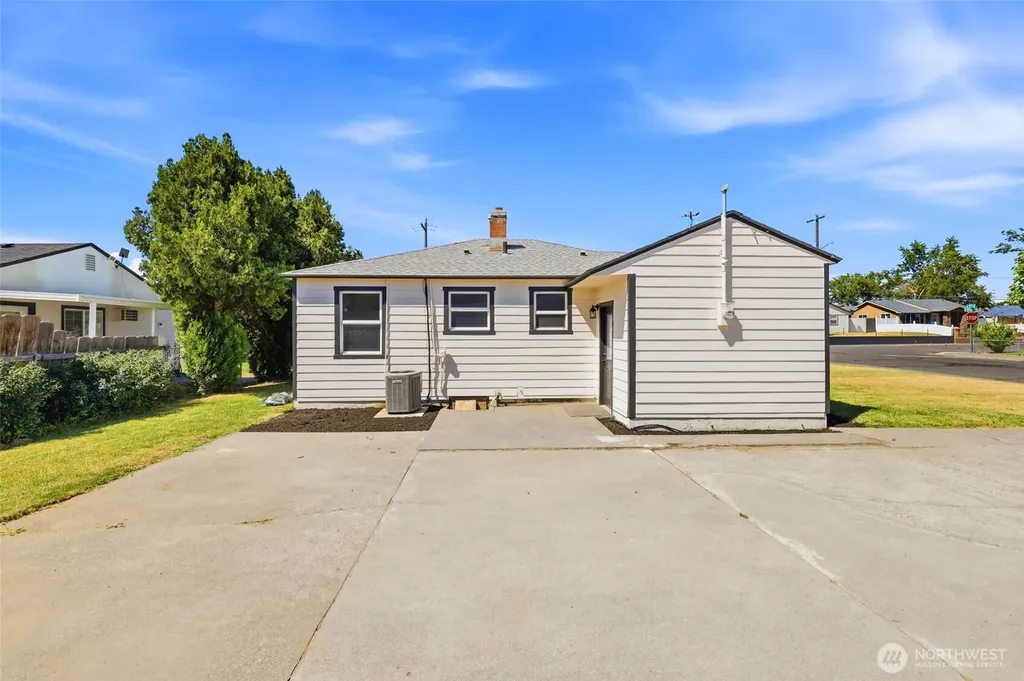 1002 W Pearl Street Pasco WA 99301