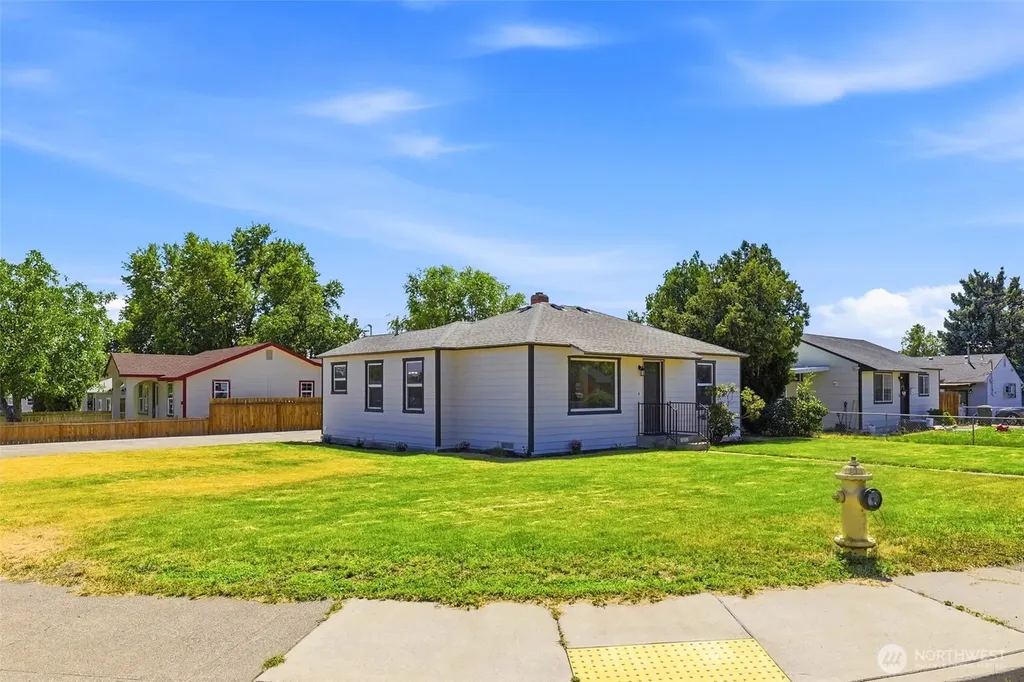 1002 W Pearl Street Pasco WA 99301