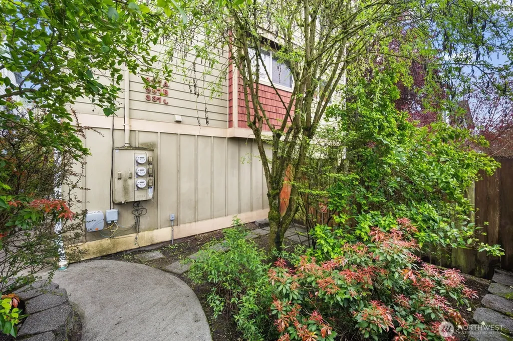 337 N 105th Street Seattle WA 98133