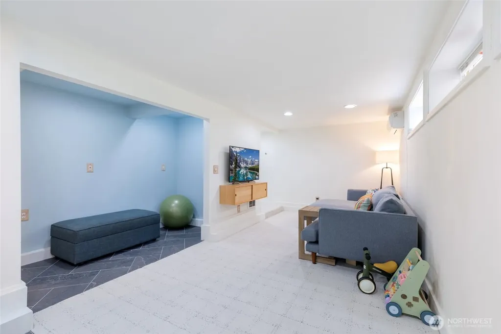 9440 35th Avenue SW Seattle WA 98126
