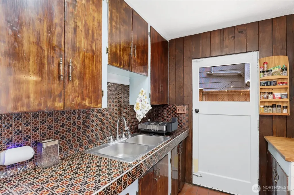 305 S 35th Street Tacoma WA 98418