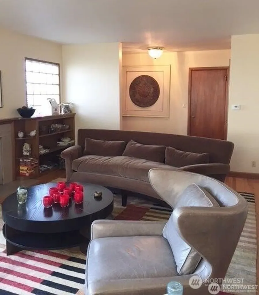 2320 W Viewmont Way W Seattle WA 98199