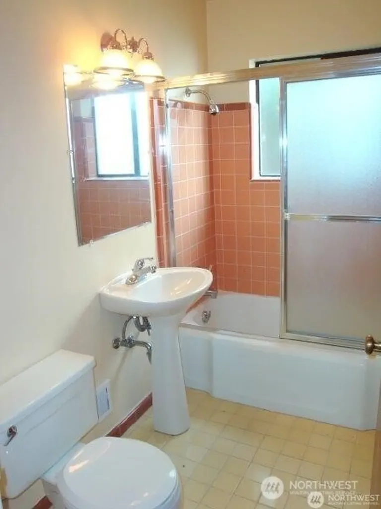 2320 W Viewmont Way W Seattle WA 98199