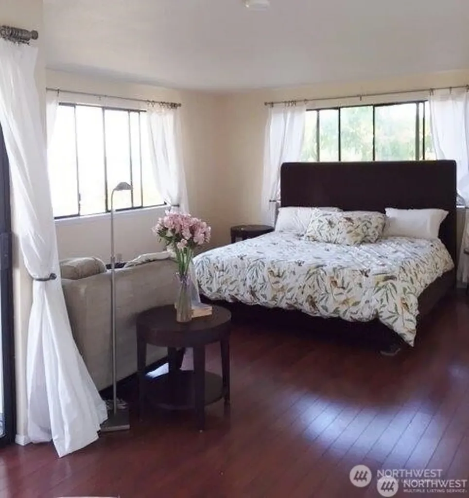 2320 W Viewmont Way W Seattle WA 98199