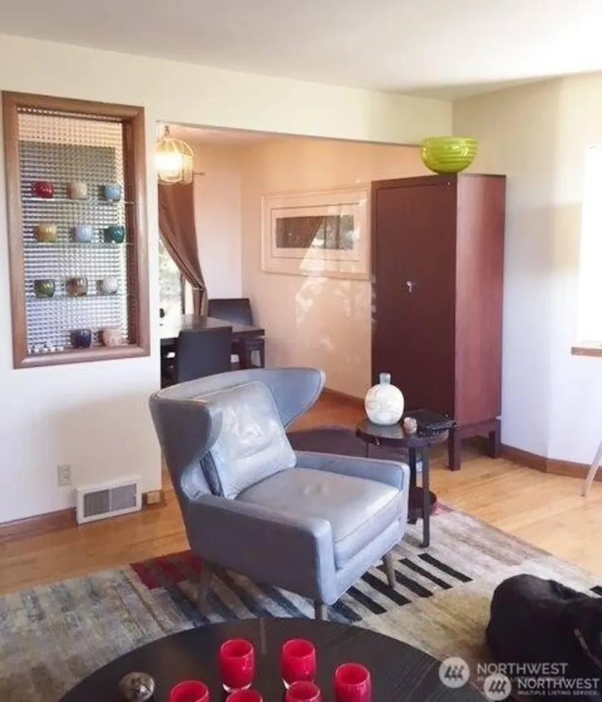 2320 W Viewmont Way W Seattle WA 98199