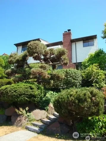 2320 W Viewmont Way W Seattle WA 98199