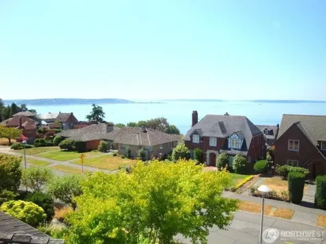 2320 W Viewmont Way W Seattle WA 98199