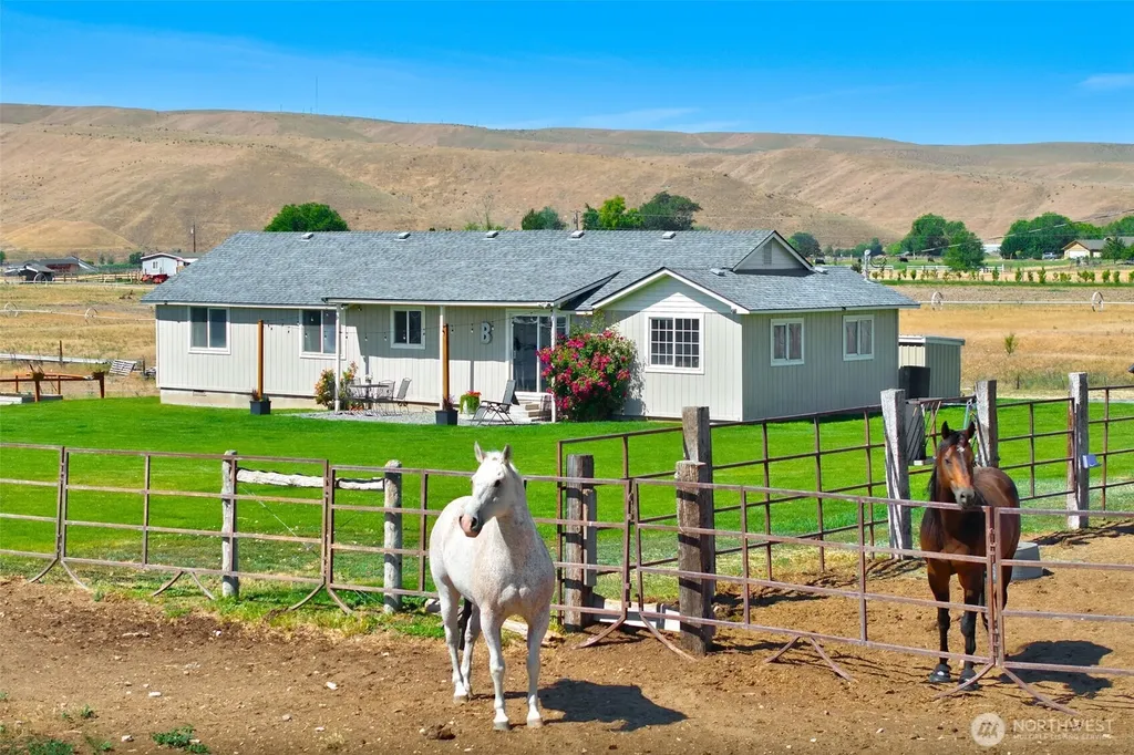1240 W Huntzinger Road Selah WA 98942