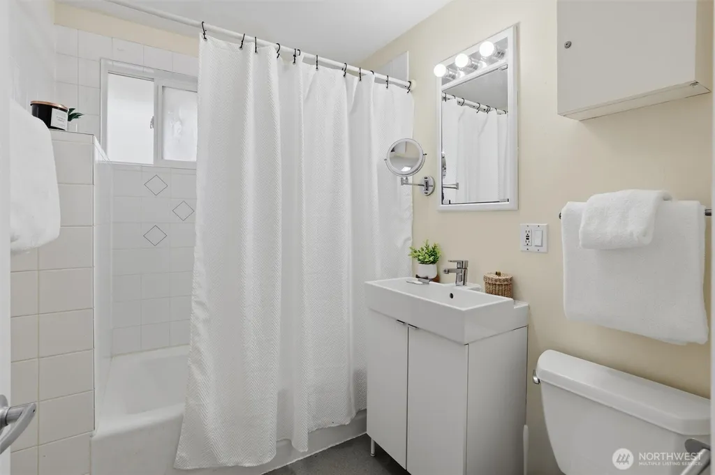 7752 17th Avenue SW Seattle WA 98106