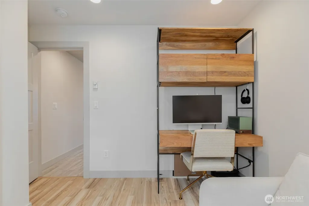 5030 Sand Point Place NE Seattle WA 98105