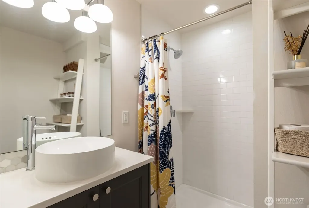5030 Sand Point Place NE Seattle WA 98105