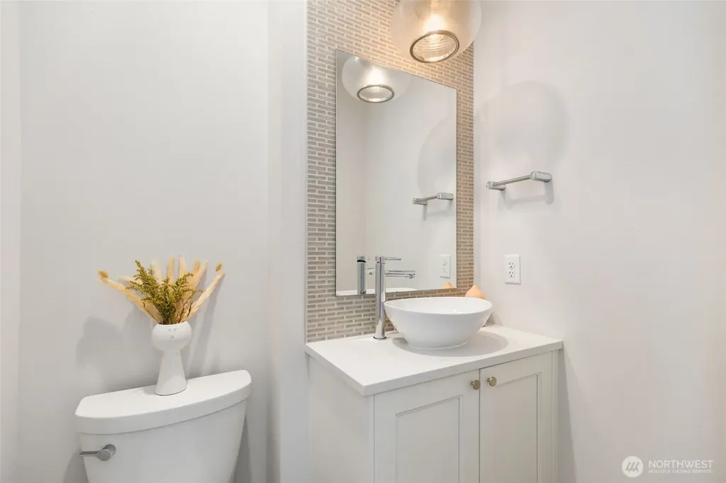 5030 Sand Point Place NE Seattle WA 98105