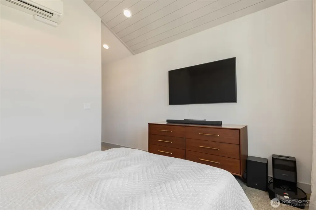 5030 Sand Point Place NE Seattle WA 98105