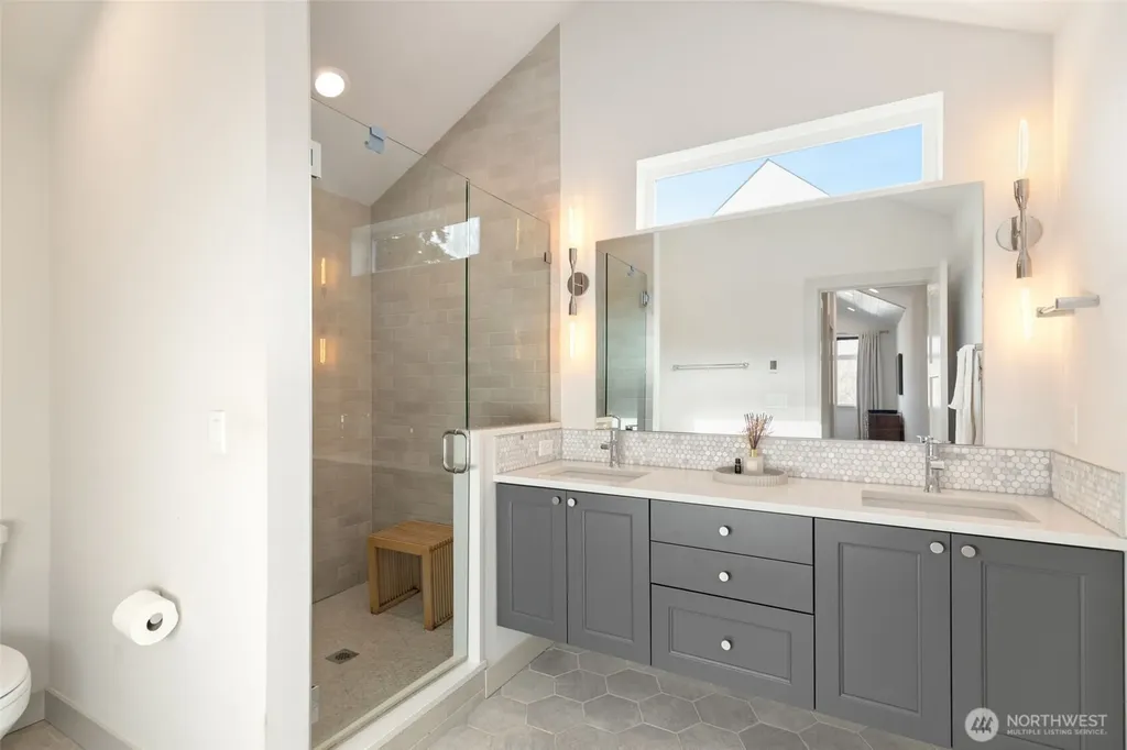 5030 Sand Point Place NE Seattle WA 98105