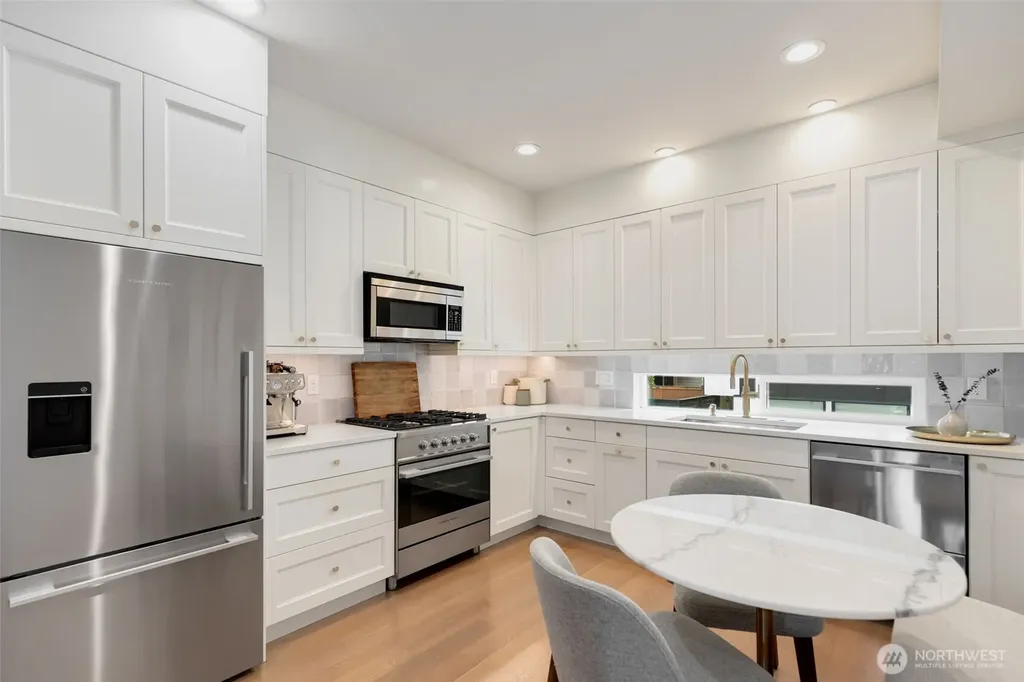 5030 Sand Point Place NE Seattle WA 98105