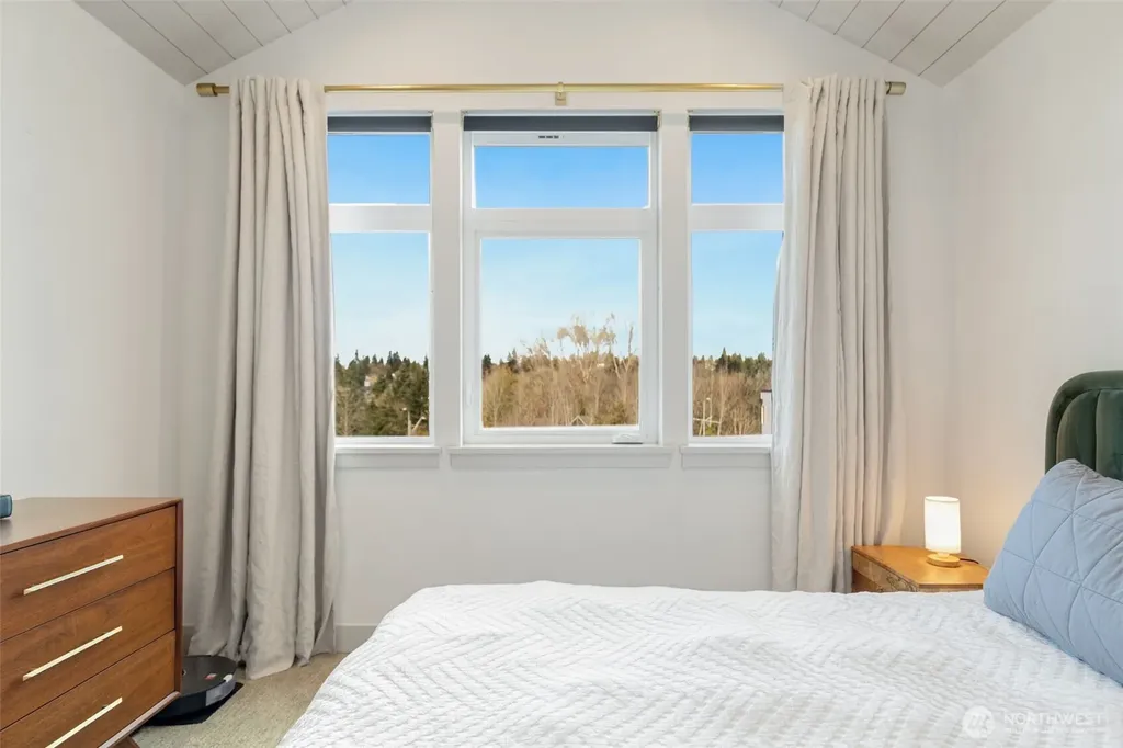 5030 Sand Point Place NE Seattle WA 98105