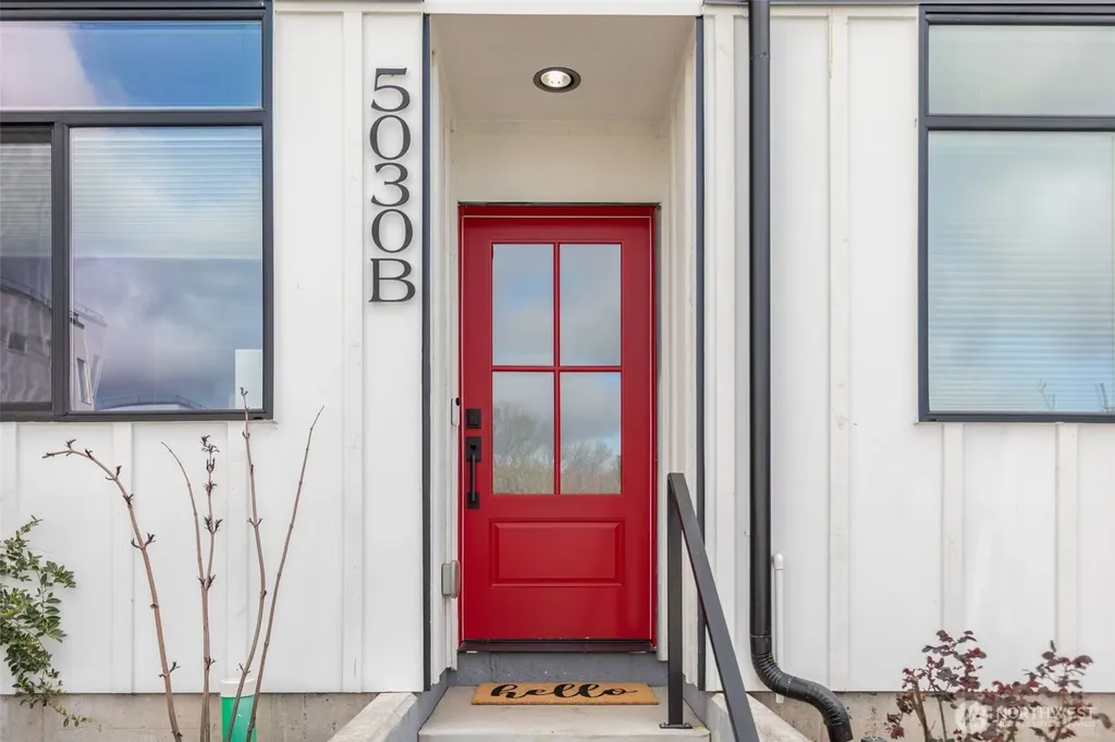5030 Sand Point Place NE Seattle WA 98105