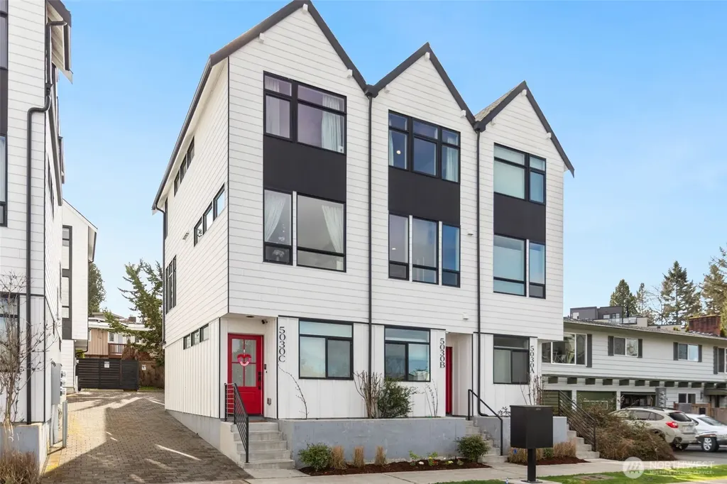 5030 Sand Point Place NE Seattle WA 98105