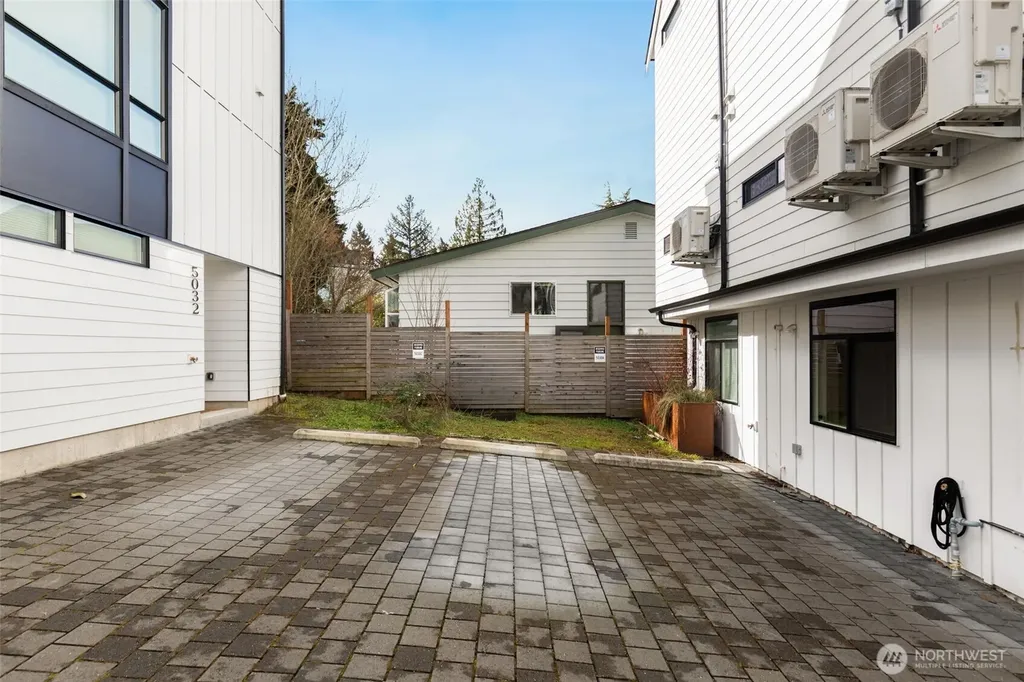 5030 Sand Point Place NE Seattle WA 98105