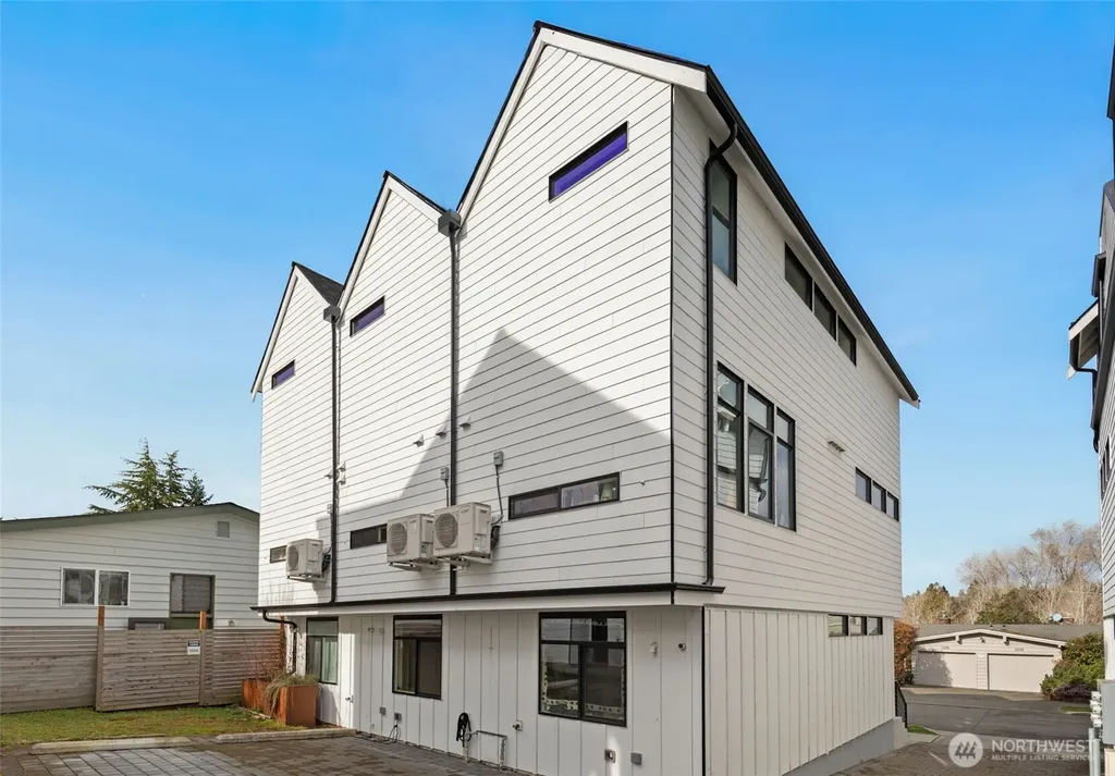 5030 Sand Point Place NE Seattle WA 98105