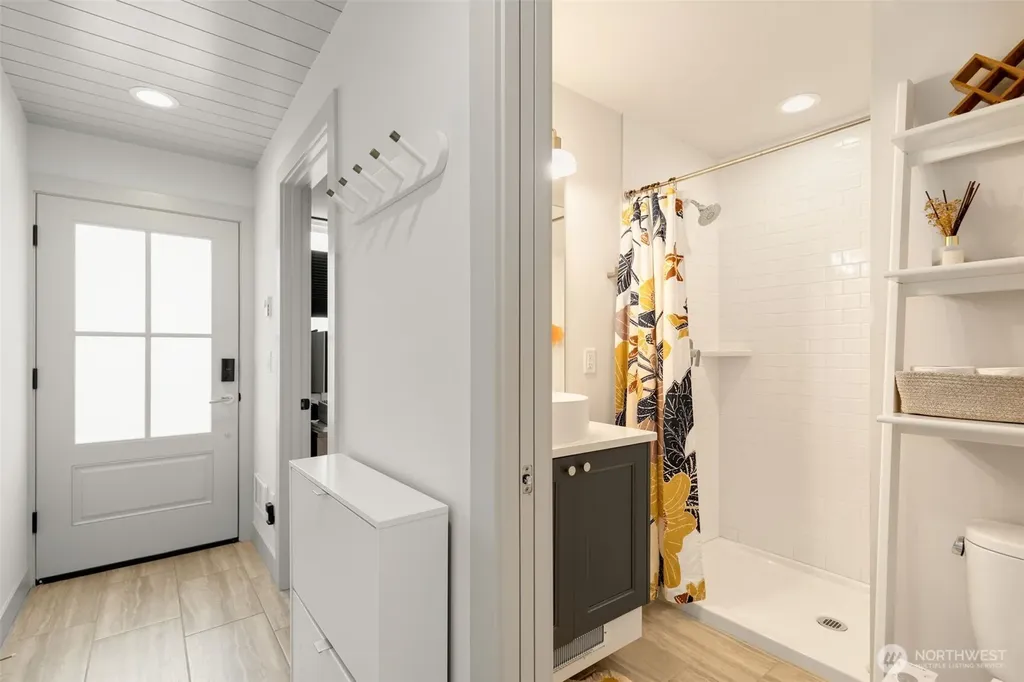 5030 Sand Point Place NE Seattle WA 98105