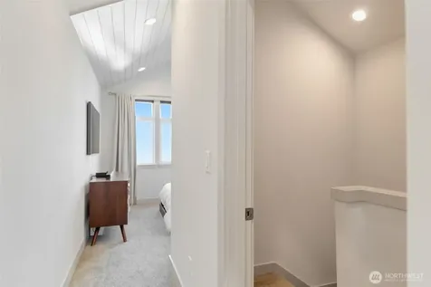 5030 Sand Point Place NE Seattle WA 98105