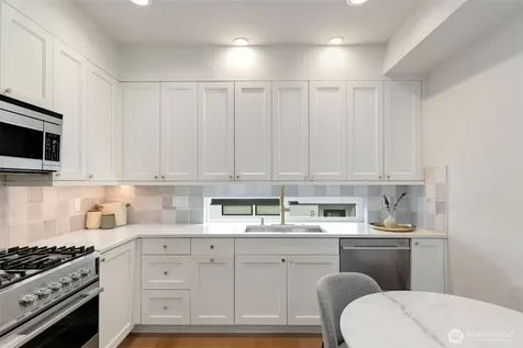 5030 Sand Point Place NE Seattle WA 98105