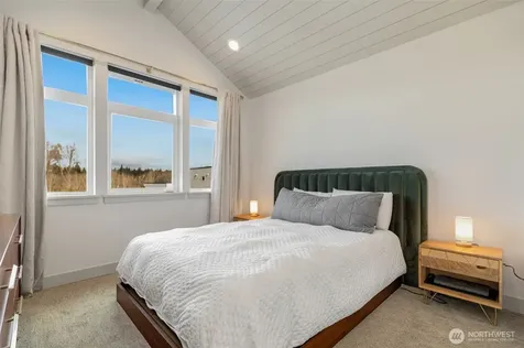 5030 Sand Point Place NE Seattle WA 98105