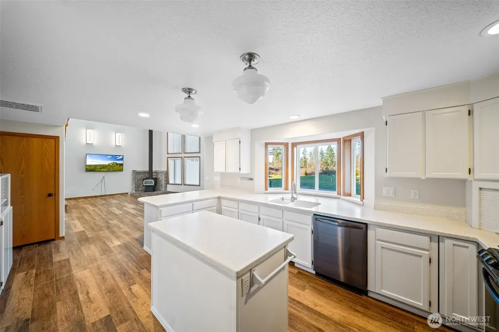 1911 E Island Lake Drive Shelton WA 98584